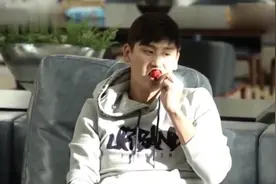 韩国媳妇在中国吃草莓，大小价格让韩国人惊叹，这一个不得3万啊视频封面