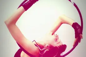 全民动起来吧！呼拉圈锻炼全身肌肉图片