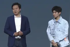 王源现场教雷军拍照pose，花式比心大合影