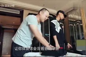 黄子韬的爸爸露面，看着也太年轻了吧，简直就是兄弟俩呀！