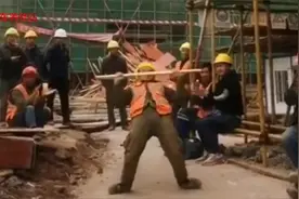 农民工在工地上演专业舞蹈，十年舞蹈家自叹不如视频封面