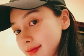 Angelababy自拍 自黑挤出双下巴视频封面