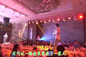 姐姐出嫁，弟弟在婚礼现场唱一曲《给你们》唱着唱着就哭了。视频封面