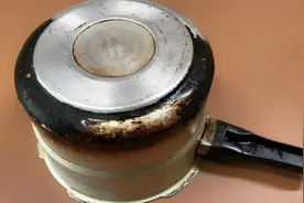 高压锅底部黑垢不好洗，只需撒上这个，轻松洗净视频封面