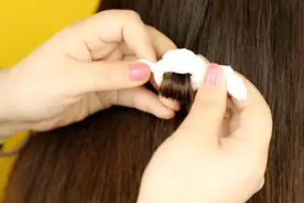 用卫生纸在家里就可以做卷发，你还花钱再去理发店吗？