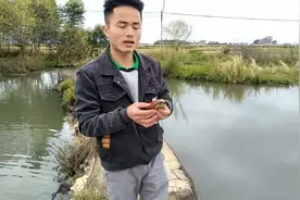 村里人说不能在家养乌龟，广西小伙拿到河边放生了视频封面