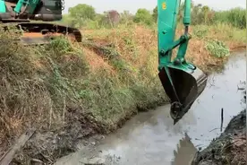 挖掘机，清理河沟里的淤泥，新手司机练手的时候到了！视频封面