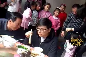 实拍李湘在老家亲戚桌上吃饭 整个村的人都来围观明星了视频封面