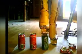 美女穿恨天高踩易拉罐，恐怖的垂直压力