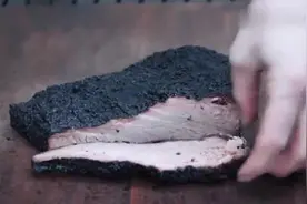 比炭还黑的牛肉，一刀切下去，看看里面是什么样子？视频封面