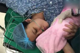 妈妈不停亲吻刚出生的宝宝，这画面真温馨