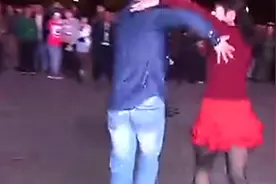 一男一女跳广场舞《女人是老虎》，围观群众看懵了！视频封面