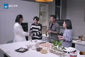 谢贤汪明荃惊喜现身,谢霆锋亲切喊干妈,好温馨的感觉视频封面