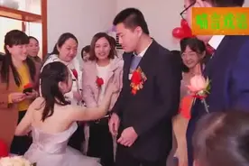 真实婚礼 主持人口误 把伴娘说成新郎的媳妇 好尴尬啊视频封面