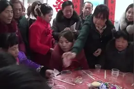 农家结婚风俗，新人敬酒时要给酒钱，这婚俗好吗？视频封面