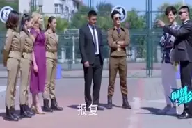 教官向美女学员求婚，这下好了，被学员们整坏了！视频封面