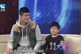 大王小王：弟弟比哥哥高50厘米！哥哥看起来如同孩童，成长颇有趣