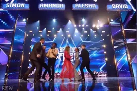 美国达人秀：小伙的歌太魔性了，观众评委全部都跟着摇摆身体