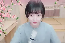 梁红演唱歌曲《塑料花》，一首伤感类型的歌曲，唱出了淡淡的忧伤