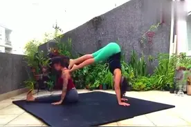 两位美女默契配合表演瑜伽，据说难度系数非常高，一般人做不到！视频封面