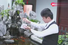 魔术教学：教你如何用杯子装水倒过来不漏水？看完视频非常简单！视频封面