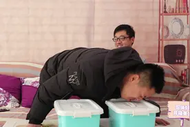 开箱：哥俩每人选一个神秘箱子，小伙打开后受刺激，直接跳起了舞