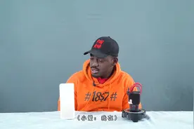 老外试用小米音响：小爱同学和吕布机器人互怼是什么名场面？视频封面