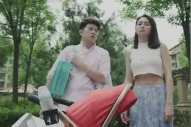 小伙陪丈母娘逛街，被同学错当媳妇，不料小伙将错就错视频封面