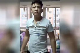 恶搞男友蓝墨水喷白衣服，看到他那一脸无奈的表情我就想笑！