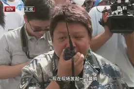 韩红内蒙古做公益，现场发起募捐，简单一句：弟兄们，都给我捐！