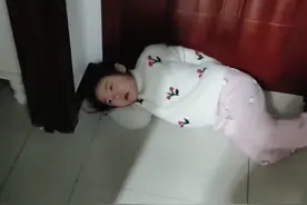 相差10岁的兄妹，妹妹担心哥哥有了媳妇哥哥就跑了，这做法简直了