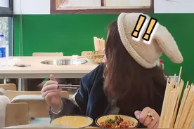 终于可以在教室里吃火锅串串了！叫上同桌一起来怀旧呀~#美食面前减肥一文不值 @抖音美食视频封面
