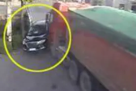 作死抢道遭遇无情碾压，哈佛被满载的大货车挤成渣视频封面