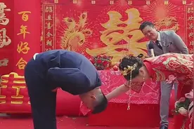 拜堂时，主持人说谁先抬头谁做饭，不料新娘太逗啦