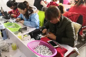 河南农村留守妇女，做这工作轻松聊天，还能玩手机，月收入3000多视频封面