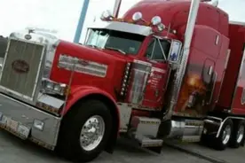 变形金刚里面的擎天柱惊现国内街道，最后让交警制服！视频封面