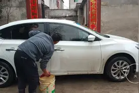 农村小伙车子被溅了一车泥浆 自己动手洗洗 既锻炼了身体有省了钱视频封面