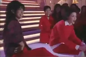 王菲、叶倩文边做仰卧起坐边唱歌，刘德华情不自禁的跳起舞来！视频封面