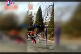 【大爷倒挂单杠大回环撞飞小女孩】
