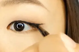 新手画眼线教程：拉长眼尾的眼线，眼线笔，眼线膏和眼线液的使用