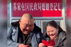 胖保安在别人桌上蹭饭吃，没想到喝到最后把结婚证领了，太逗了！视频封面