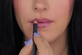 欧美唇妆就是嘴唇周围颜色深，中间颜色浅