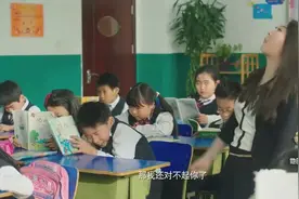 小学生自习课偷看小说，班主任正好路过，他两句话差点让老师崩溃视频封面