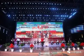 民族团歌舞晚会：各族群众欢聚一堂 唱响民族团结一家亲图片