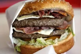 美食诱惑无法挡：8岁男孩偷开汽车 只为去吃汉堡图片