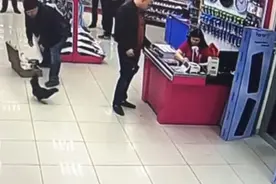 俄大叔逛超市时箱子里飞出鸡 网友恶搞俄版“神奇动物”(视频)图片