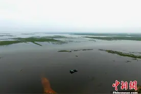 俯瞰中国最大淡水湖鄱阳湖 水位上涨烟波浩渺图片