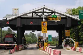 渝昆高速丁家收费站封闭施工 绕行线路拿走不谢！图片