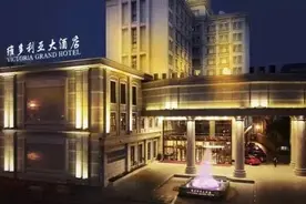夫妻入住酒店 正对着床头插座藏了摄像头 9段视频看了脸红图片