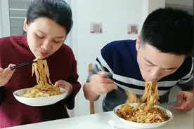 小闹用黄豆酱做炸酱面，老婆孩子吃不够，没见过吃饭这么香的孩子